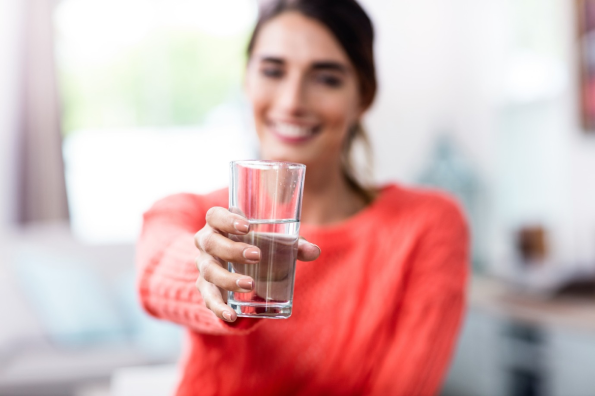 4 Signs You Re Not Drinking Enough Water Whatsmind Technology Sports Health Trending Business