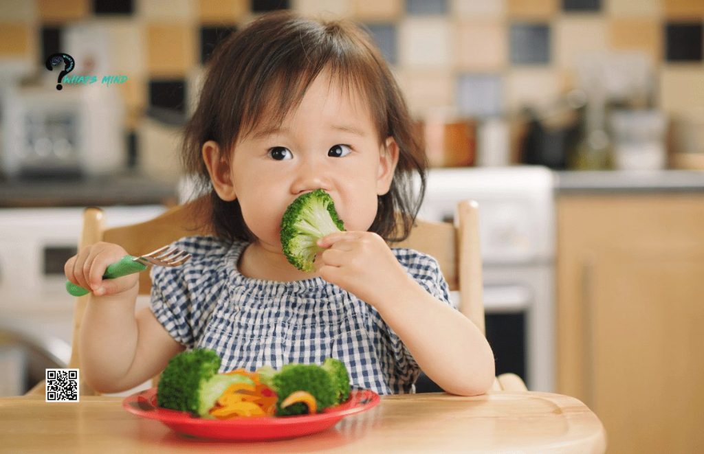 Baby Eating Healthy Vegetables | Whatsmind.com